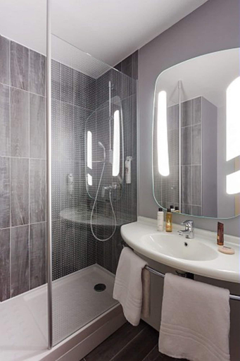 Bathroom 5, ibis Bourges, Cher