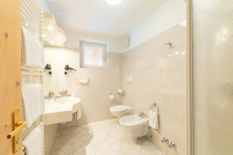 Bathroom 4, Garden, Trento
