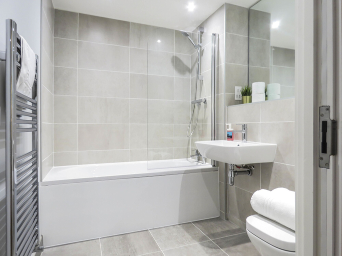 Bathroom 4, Tudors eSuites Birmingham Apartments with Gated Parking, Birmingham
