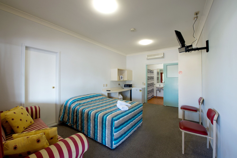 Bedroom 3, Lamington Hotel Motel, Maryborough