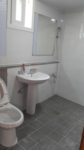 Bathroom 2, Sirak Pension, Masan