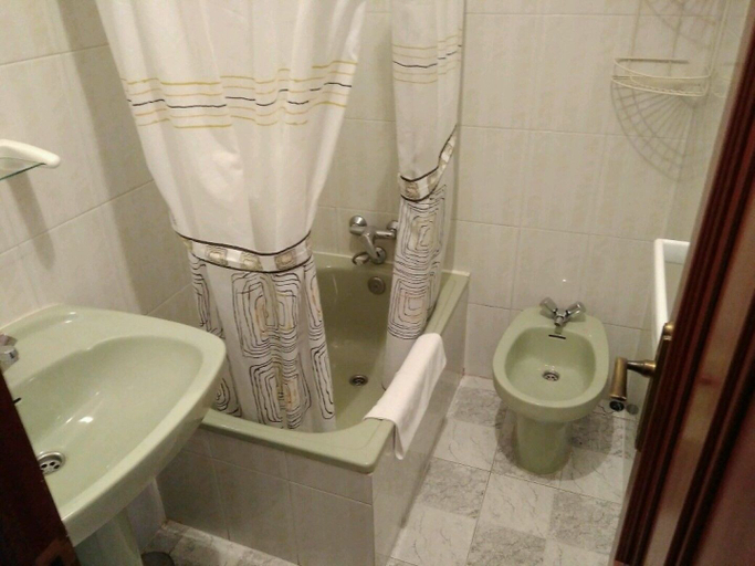 Bathroom 4, Hostal Mayo, Ourense