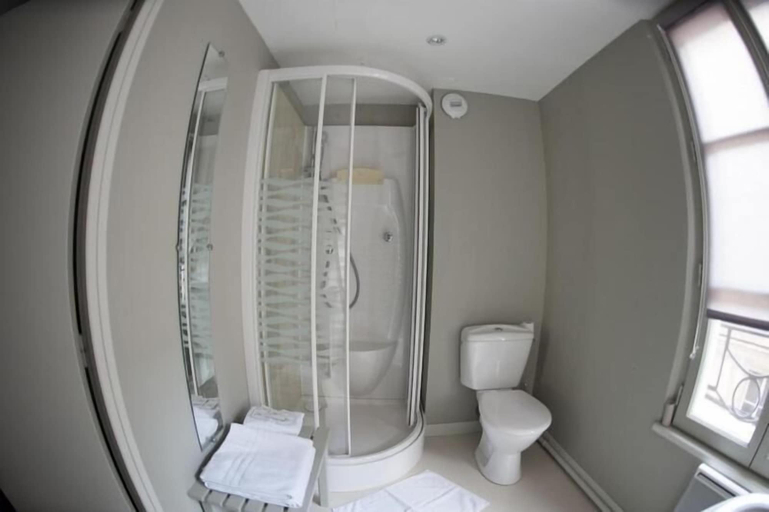 Bathroom 4, Hôtel Les Chevaliers, Aisne