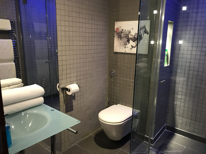 Bathroom 4, Luxury Kensington Apartment W8, London