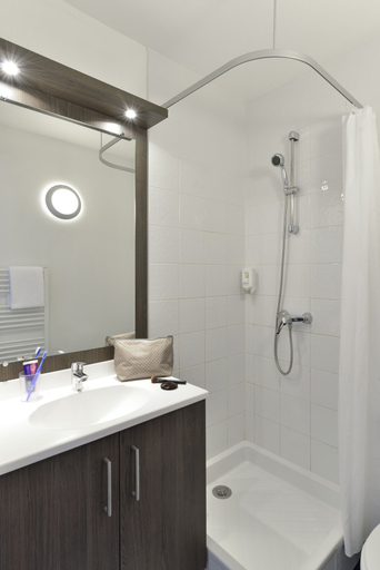 Bathroom 4, Aparthotel Adagio Access Toulouse Saint Cyprien, Haute-Garonne
