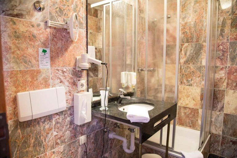 Bathroom 3, Parkhotel Altenburg, Altenburger Land