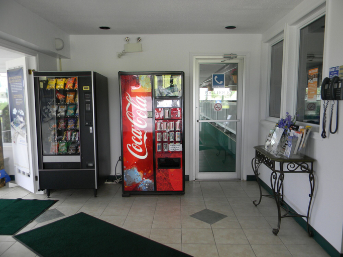 Food & Drinks 5, Howard Johnson by Wyndham Woodstock NB, Carleton
