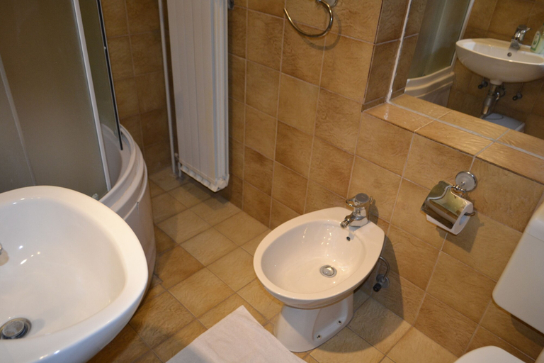 Bathroom 3, Kmecki Hram, Idrija