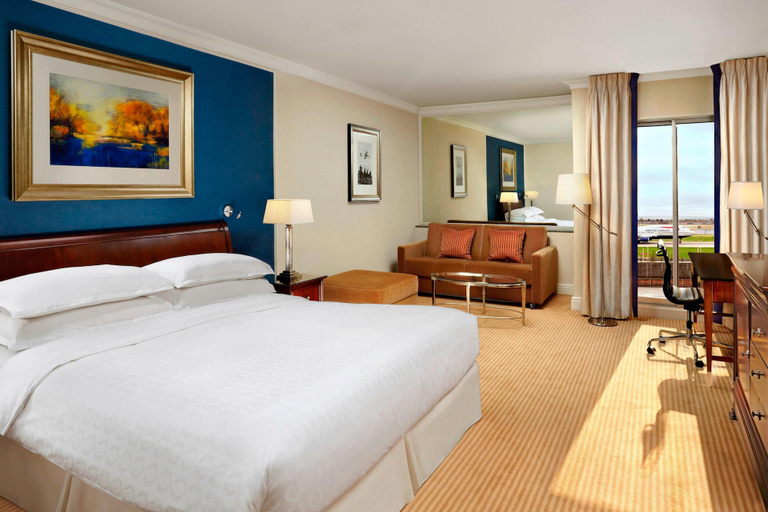 Bedroom 3, Sheraton Skyline Hotel London Heathrow, London