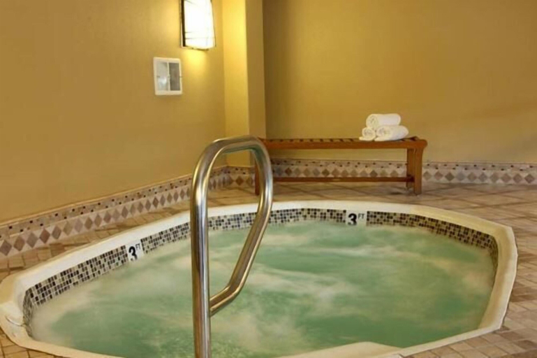 Sport & Beauty 5, Jockey Club Suites, Clark