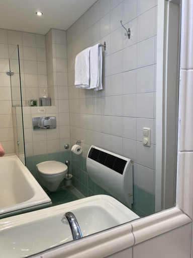 Bathroom 5, Hotel Deutscher Kaiser, Nürnberg