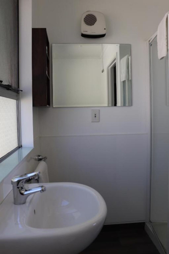 Bathroom 4, Lakes Edge Holiday Park, Mackenzie