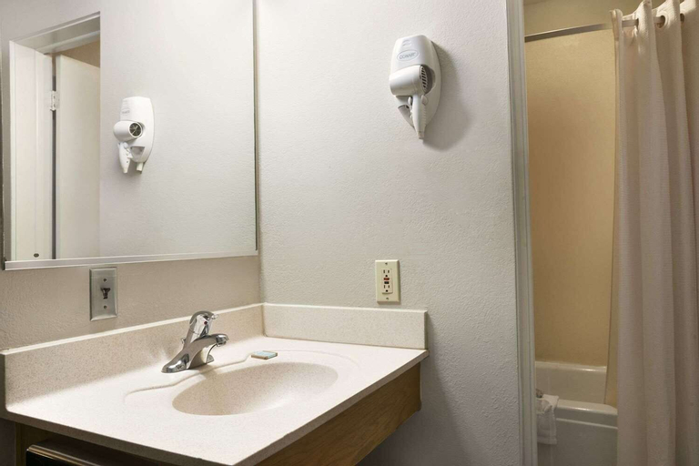 Bedroom 5, Travelodge by Wyndham Romulus Detroit Airport, Wayne