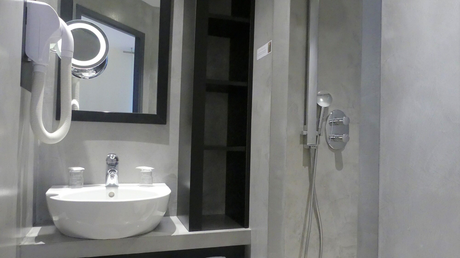 Bathroom 5, Logis Hôtel Saint-Guirec et de la Plage, Côtes-d'Armor