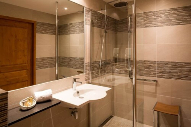 Bathroom 5, Hotel le Chalet, Isère
