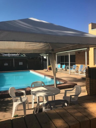 Sport & Beauty 5, Gateway Motor Inn, Narrandera
