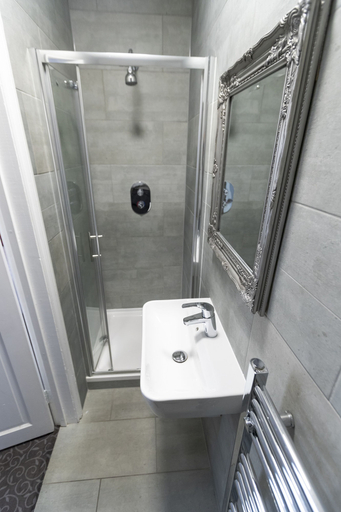 Bathroom 5, Euro Hotel Hammersmith, London