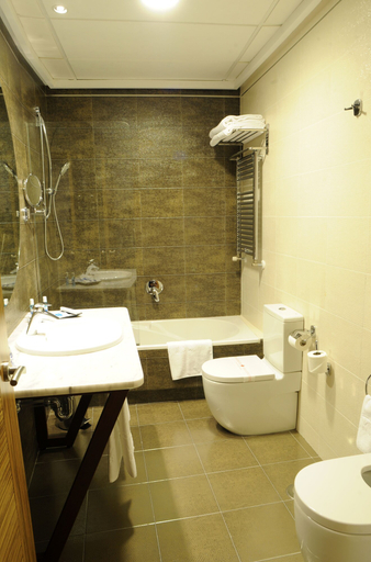 Bathroom 5, Cumbria Spa & Hotel, Ciudad Real