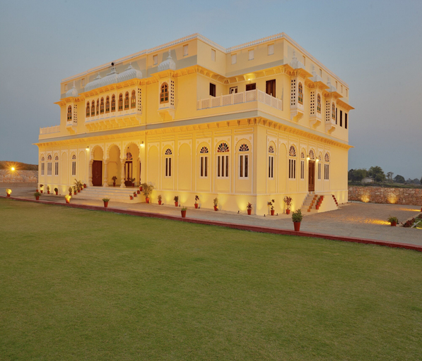Exterior & Views