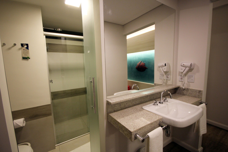 Bathroom 5, Hot Beach Resort, OlĂmpia