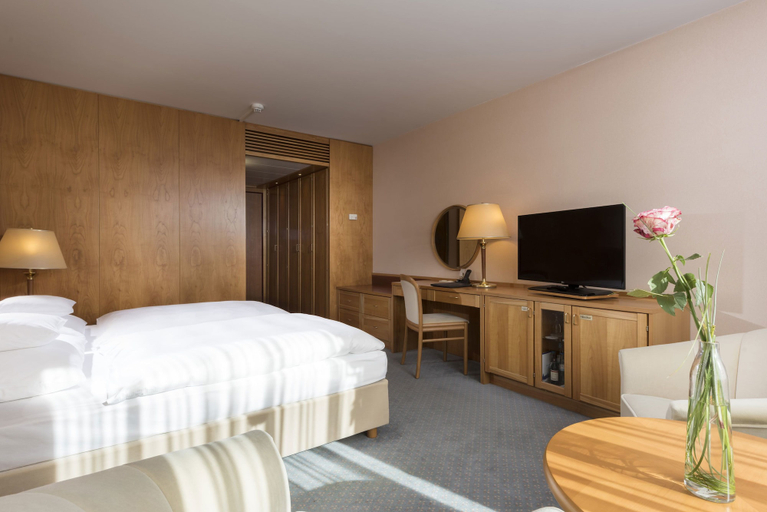 Bedroom 2, Maritim Hotel Magdeburg, Magdeburg