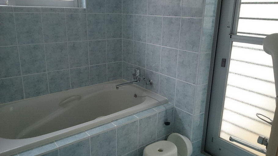Bathroom 4, ashipi ginoza, Ginoza