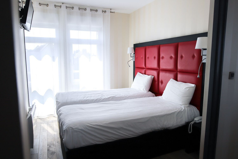 Bedroom 2, Logis Hôtel Saint-Guirec et de la Plage, Côtes-d'Armor