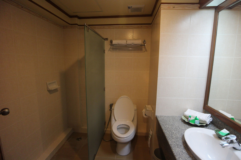 Bathroom 4, Phi Phi Hotel, Mueang Krabi
