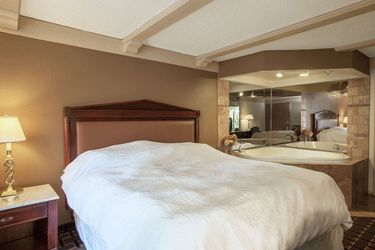 Bedroom 3, Knights Inn Greensburg, Westmoreland