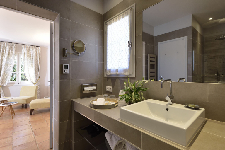 Bathroom 5, Mas de l'Oulivie, Bouches-du-Rhône