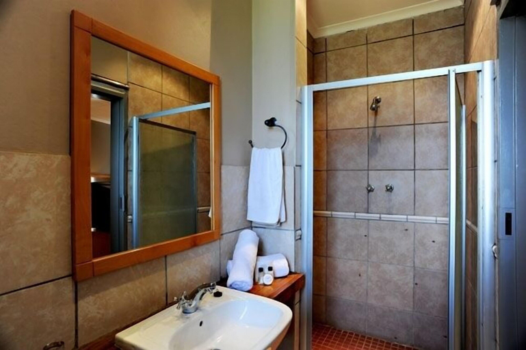 Bathroom 3, Villa Paradiso Country Manor, Bojanala