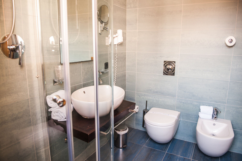 Bathroom 4, Il Portico, Trapani