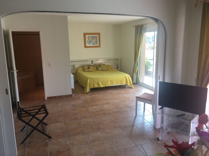 Bedroom 2, Chambres d'Hôtes La Coloniale, Corrèze