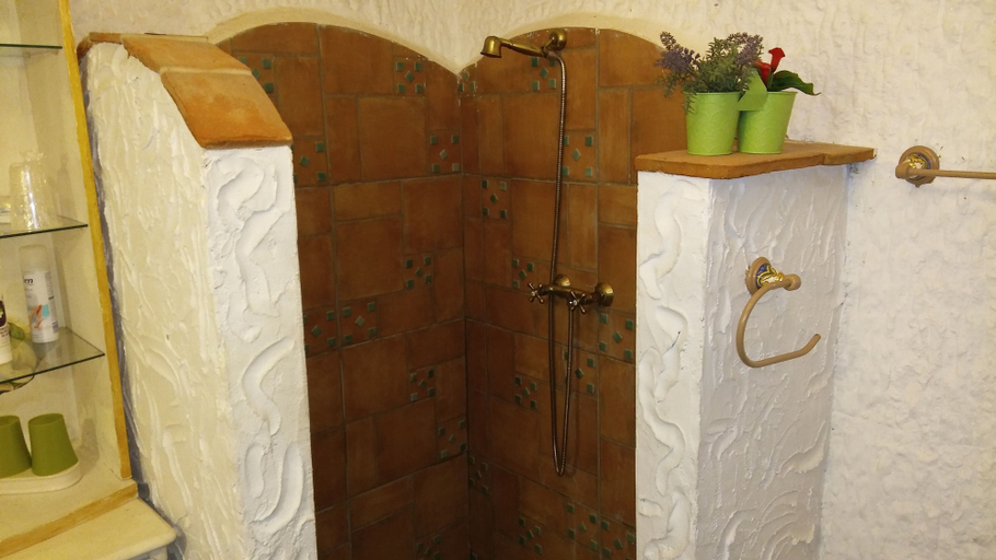 Bathroom, Cuevaalegria, Granada
