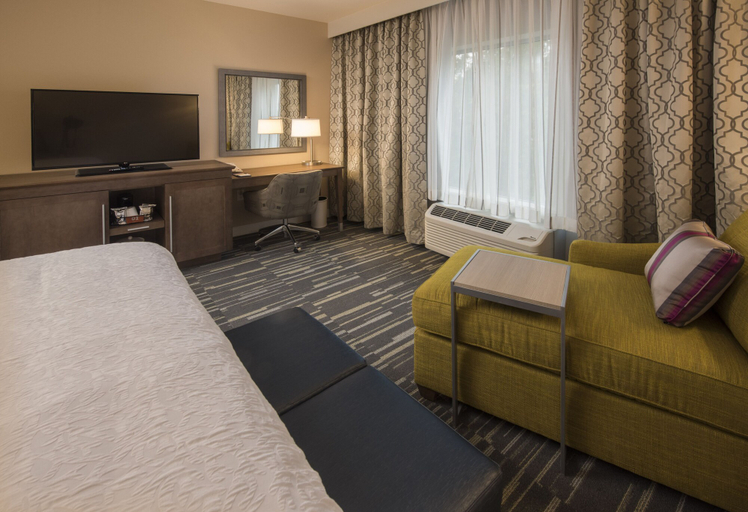Bedroom 3, Hampton Inn & Suites Seattle/Redmond, King