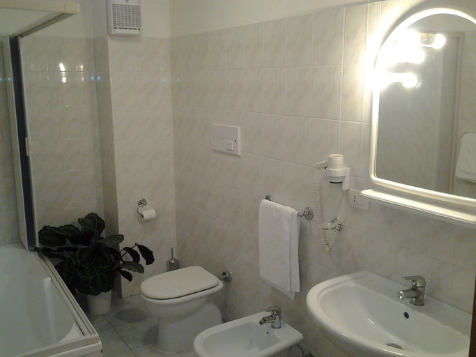 Bathroom 5, Kiris Hotel, Potenza