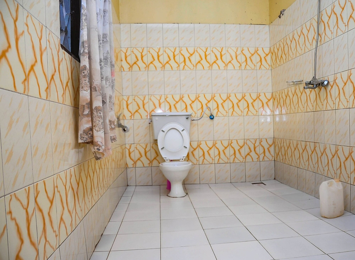 Bathroom 3, Venchester Guest House, Jinja