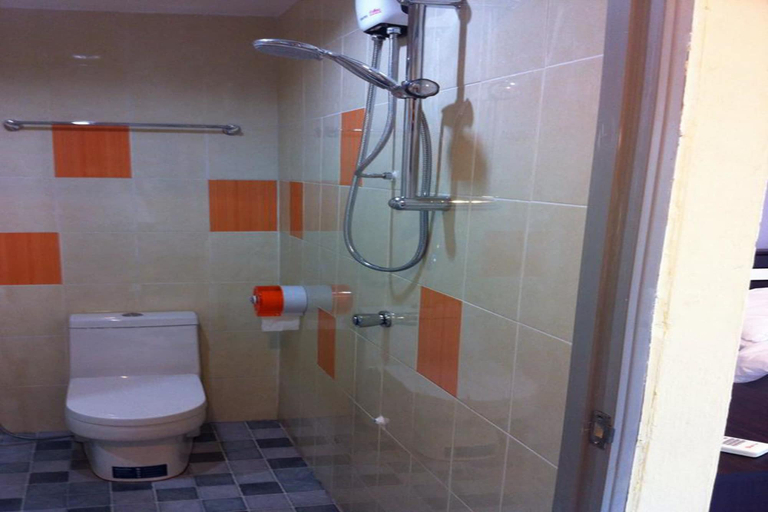 Bathroom 3, Harrys Hotel, Bar & Restaurant, Pattaya