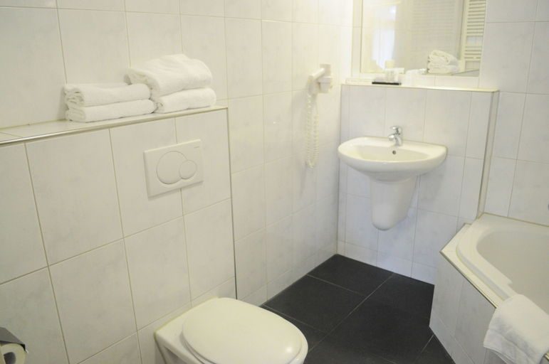 Bathroom 3, Hotel De Molenhoek - Nijmegen, Heumen