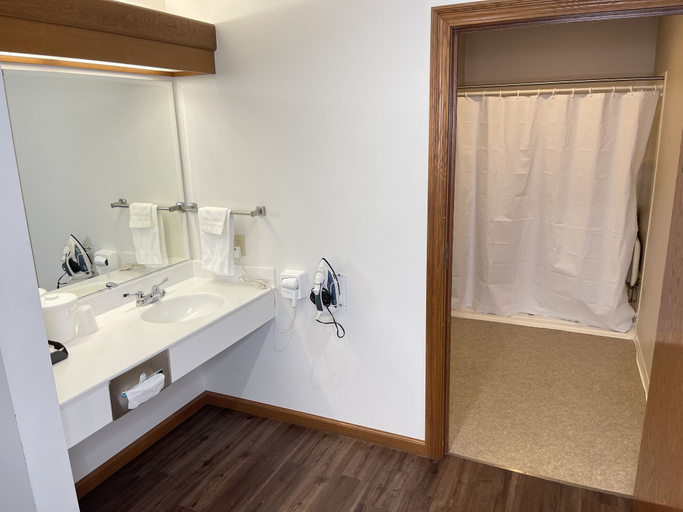 Bathroom 4, Farmstead Inn & Conference Center, LaGrange