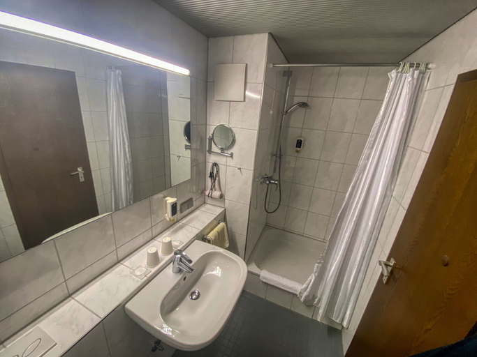 Bathroom 5, City Partner Hotel Berliner Hof, Karlsruhe