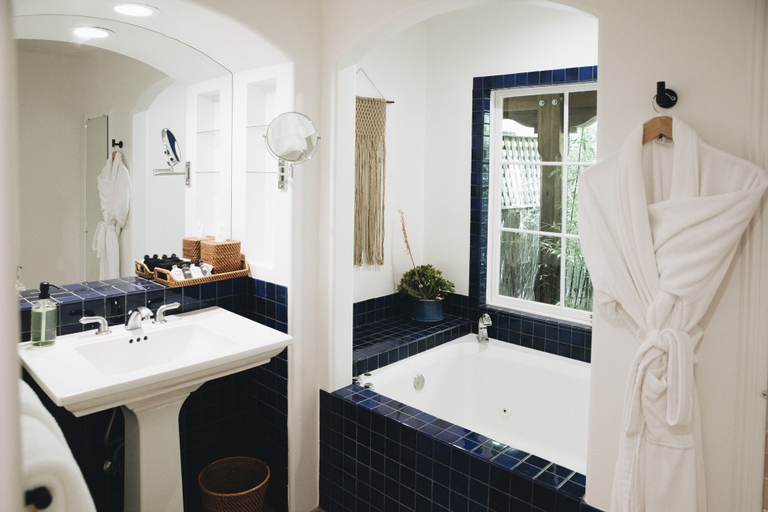Bathroom 4, Cottage Inn & Spa, Sonoma