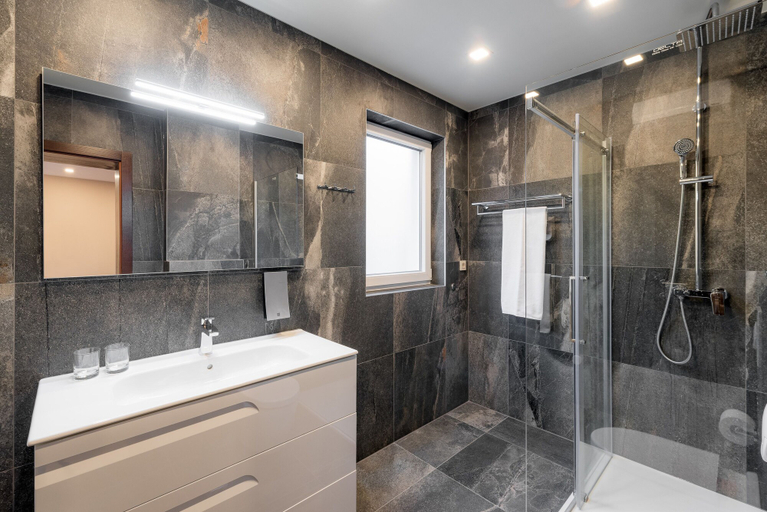Bathroom 4, Hotel Central Beach 9, Makarska