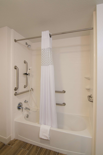 Bathroom 4, Hampton Inn & Suites Tulsa Downtown, Tulsa