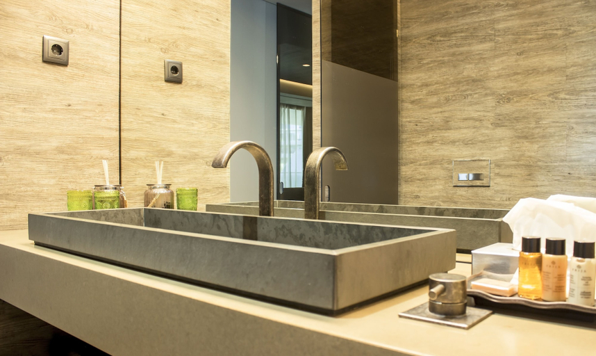 Bathroom 5, Saccharum Resort, Calheta