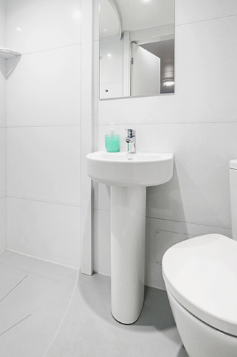 Bathroom 4, Astor Kensington Hostel, London