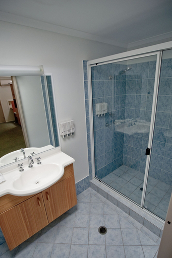 Bathroom 3, Centrepoint Motor Inn, Rockhampton