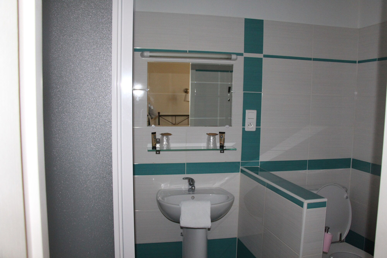 Bathroom, Hôtel Le Luxembourg, Tarn-et-Garonne