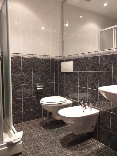 Bathroom 4, Hotel Cavalieri Pinerolo, Torino