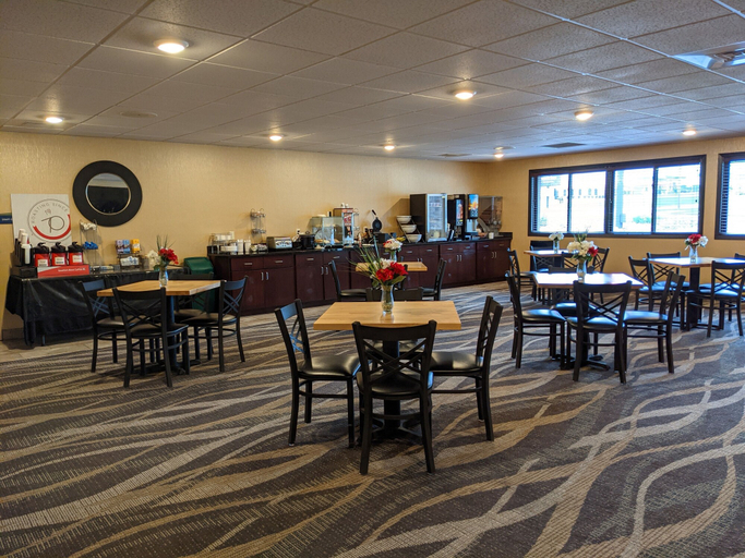 Food & Drinks 5, Cobblestone Inn & Suites - Merrill, Lincoln